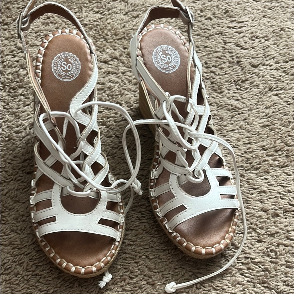 GUC 8 white strappy wedges with twine like detail on the wedge and rubber sole